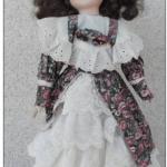 Poupée brune en porcelaine