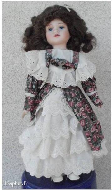 Poupée brune en porcelaine