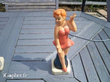 Figurine fille blonde