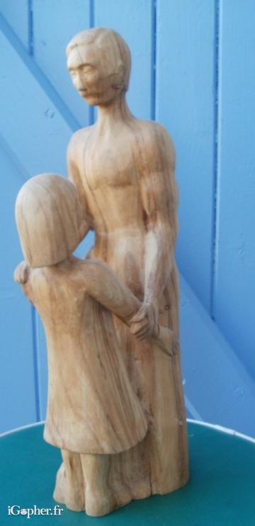 Sculpture fait main en bois (homme et enfant)