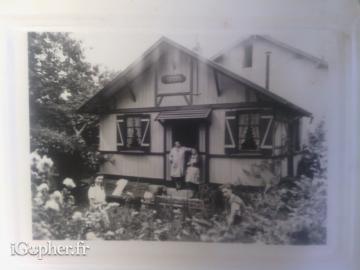 Photographie Ancienne : Famille et Maison de Vacances