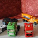 6 petits camions (jouets)