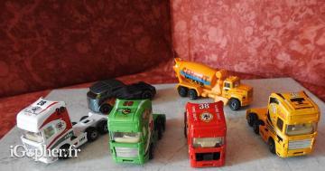 6 petits camions (jouets)