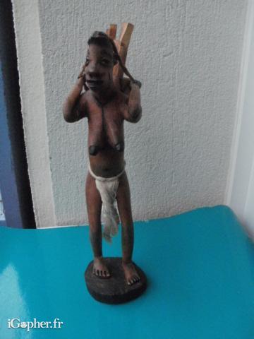 Statuette en bois africaine d'une porteuse