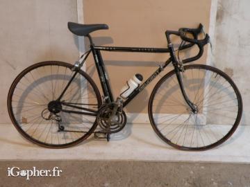 Vélo de Course Peugeot avec équipements