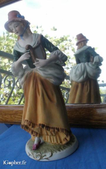 Statuette en biscuit d'une joueuse de lyre
