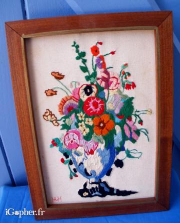 Cadre avec toile brodée vase de fleurs
