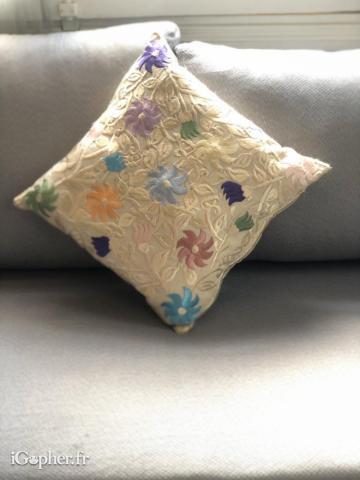 Housse de coussin brodé double face