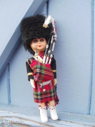 Poupée folklorique Garde écossais avec sa cornemuse