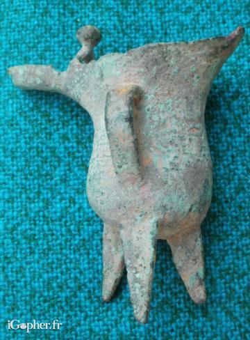 Petit vase à vin chinois tripode (jue)