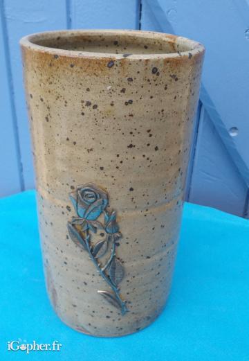 Brique à vin en grès avec rose en étain