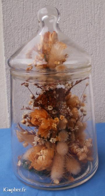 Pot en verre de fleurs séchées