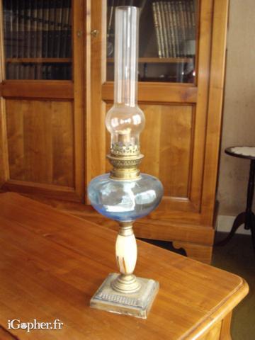 Lampe à pétrole ancienne