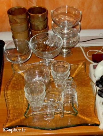 Lot de carafes, pichets, verres, tasses...
