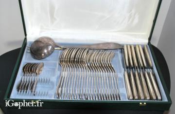 Ménagère ancienne avec couverts en métal argenté