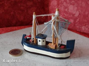 Bateau miniature chalutier en bois