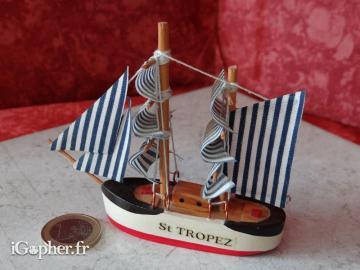 Bateau miniature voilier en bois