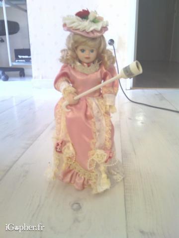 Poupée en porcelaine avec lampe