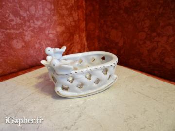 Berceau orné de colombes