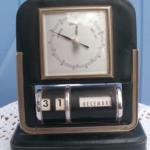 Ancien baromètre avec calendrier perpétuel en cuir