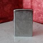 Briquet Zippo en métal chromé ciselé