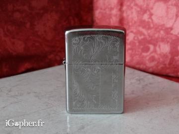 Briquet Zippo en métal chromé ciselé