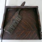 Ramasse-miette ancien en bois massif - RARE