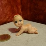 Figurine bébé Babies petite fille à 4 pattes