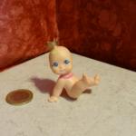 Figurine Bébé Babies (petite fille assise N°1)