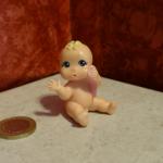 Figurine Bébé Babies (petite fille assise N°2)