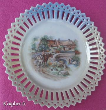 Assiette ajourée et dentelée en porcelaine, chevaux, pont