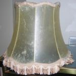 Abat-jour ancien en peau naturelle avec franges