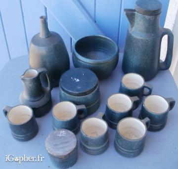 Service à café en grès vert 13 pièces