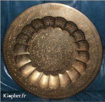 Plateau artisanal en cuivre ciselé