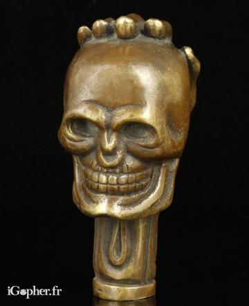 Pommeau de canne tête de mort avec main posée