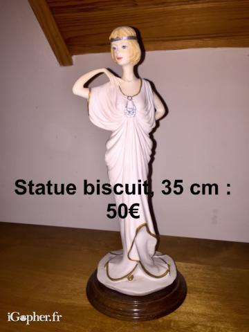 Statuette d'une femme en biscuit