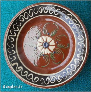 Assiette décorative en terre cuite vernissée