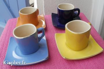 4 tasses à café et sous-tasses multi couleurs