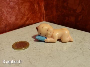 Figurine Babies (petit garçon couché sur le ventre)