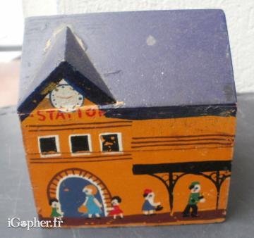 Tirelire en bois en forme de station de gare
