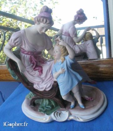 Biscuit porcelaine japonaise, femme sur un banc