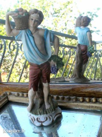 Statuette en biscuit jeune homme au panier